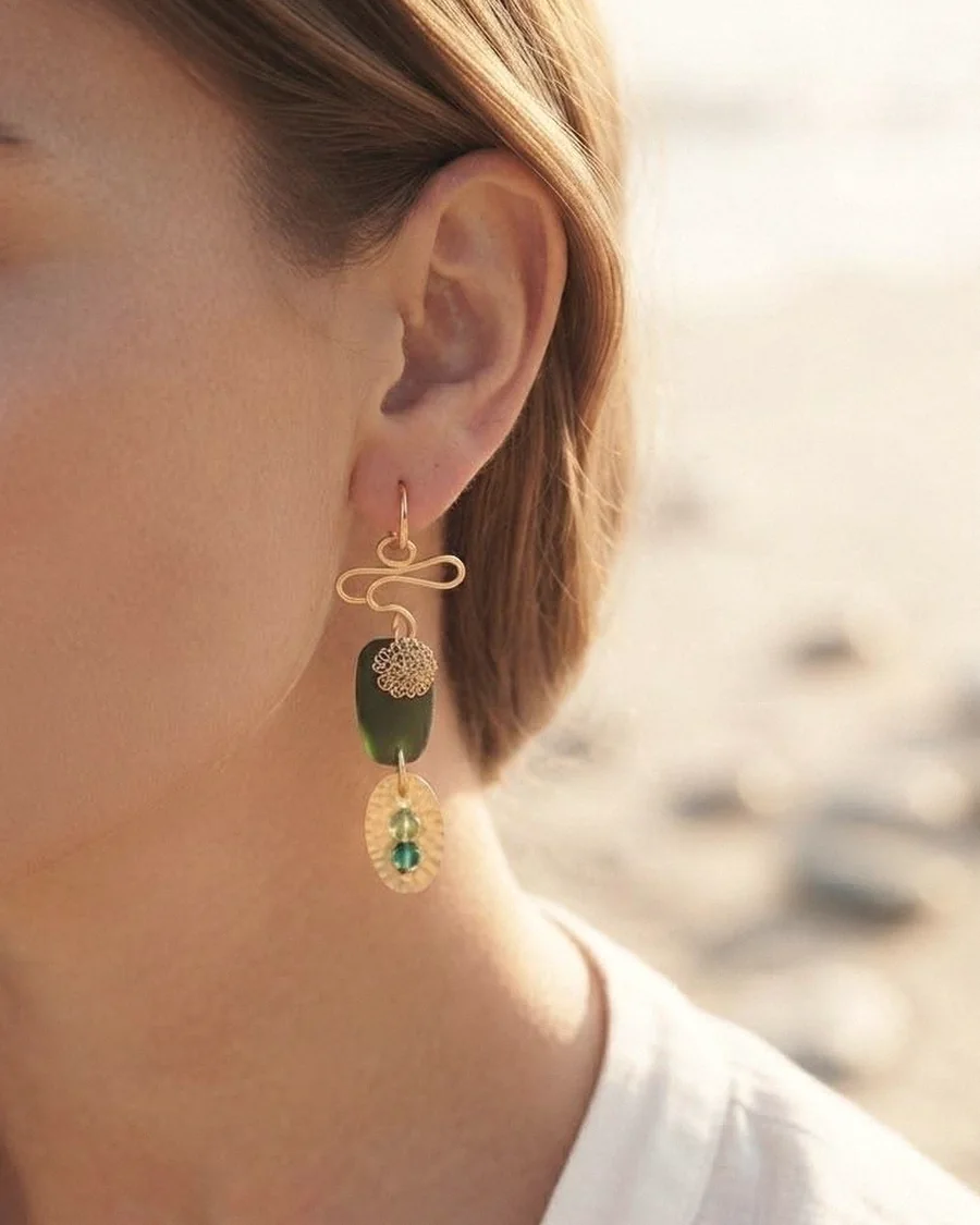 Mujer con pendientes de vidrio verde