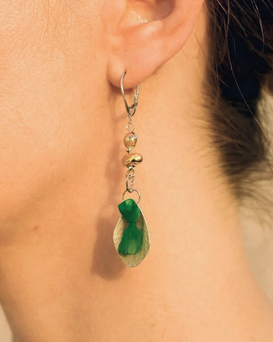 Pendientes colgantes de vidrio verde puestos