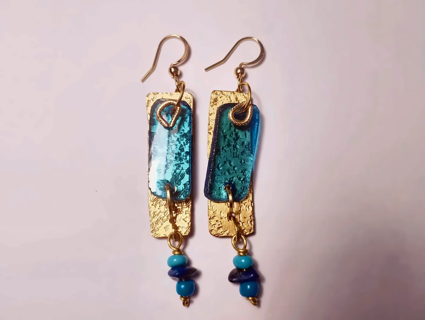 Pendientes geométricos en vidrio y latón