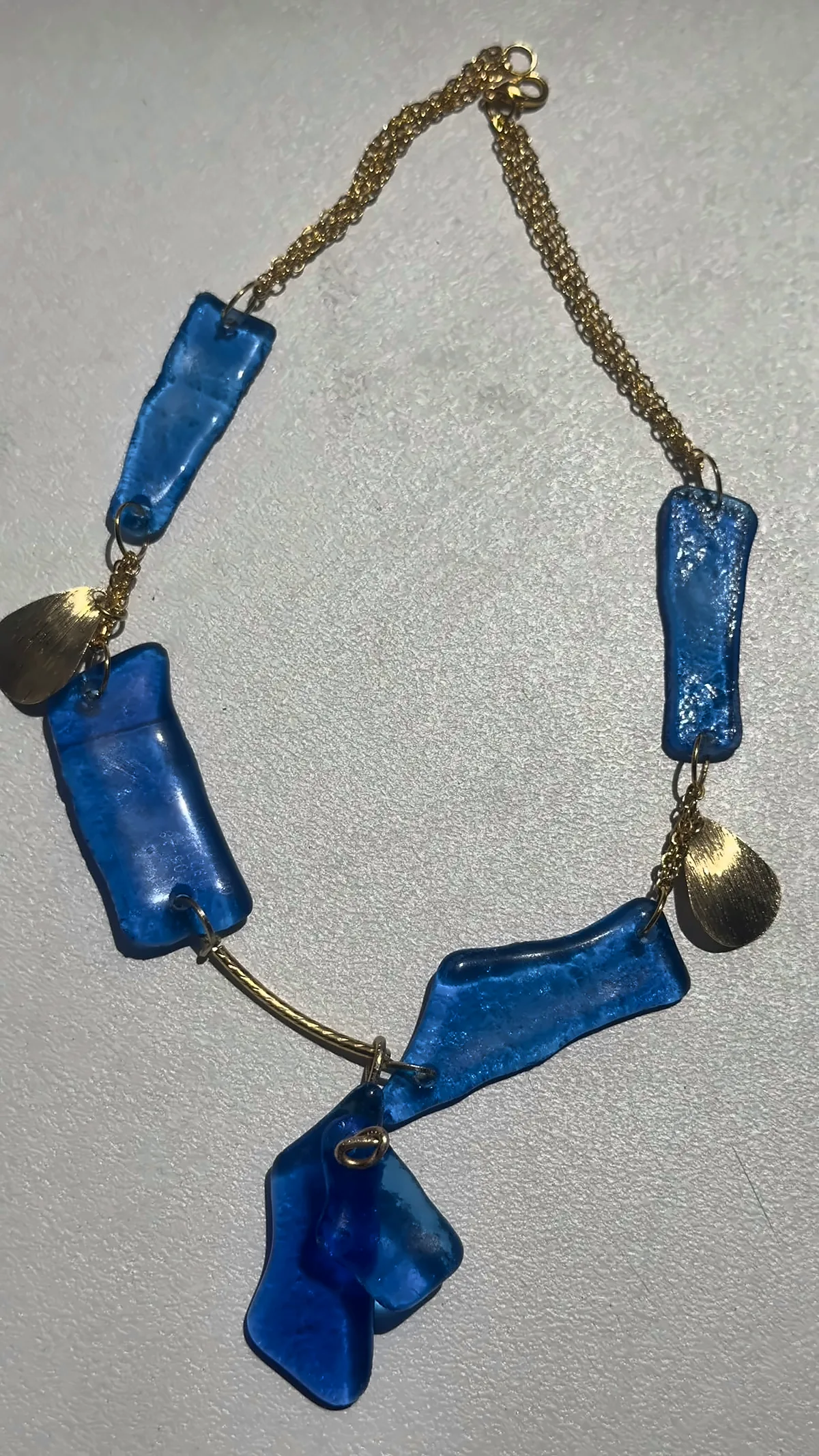 Gargantilla de vidrio azul y latón