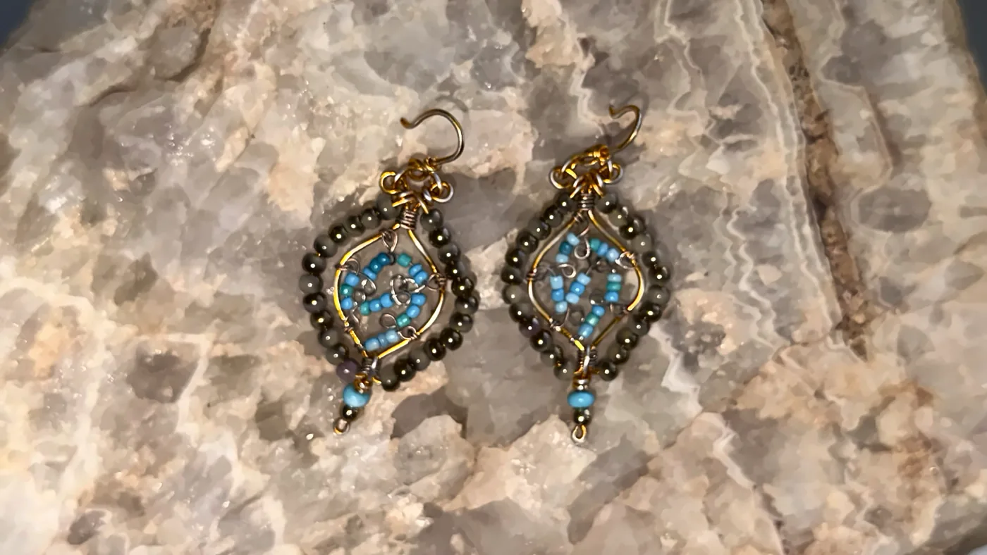 Pendientes de filigrana escultórica y espirales azules