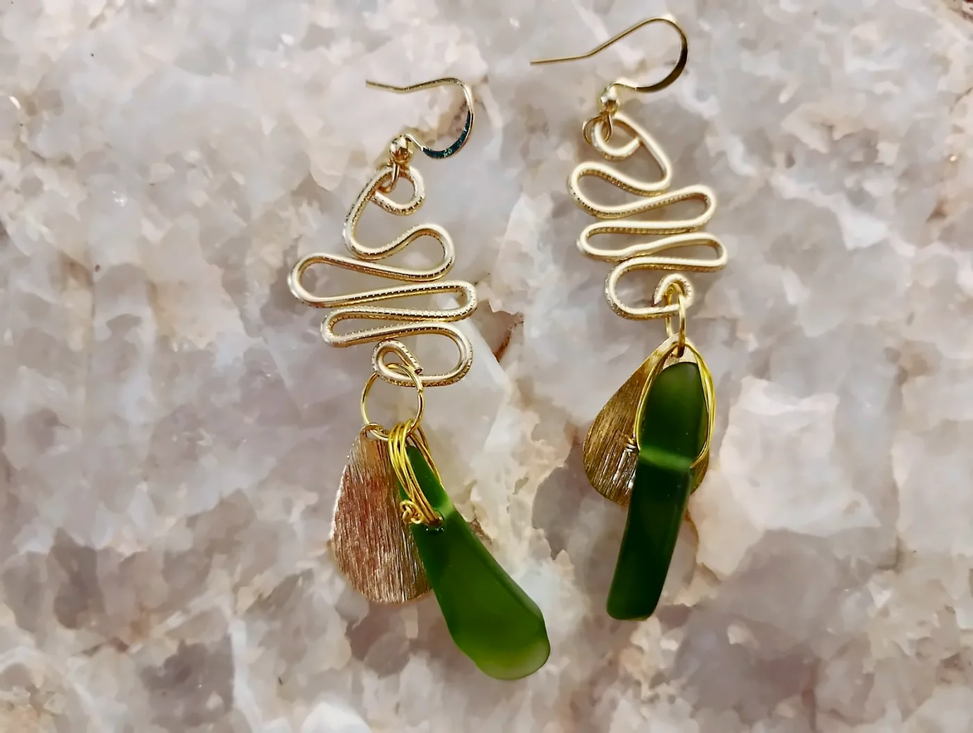 Pendientes de líneas orgánicas con alambre modelado