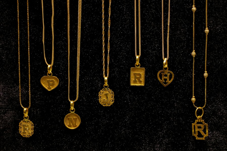 Brillo y distinción: Descubre cómo diferenciarte con joyas personalizadas en Marbella