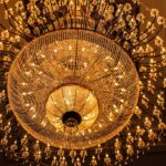 Diseñando con luz: la elegancia de las formas dinámicas en interiores minimalistas