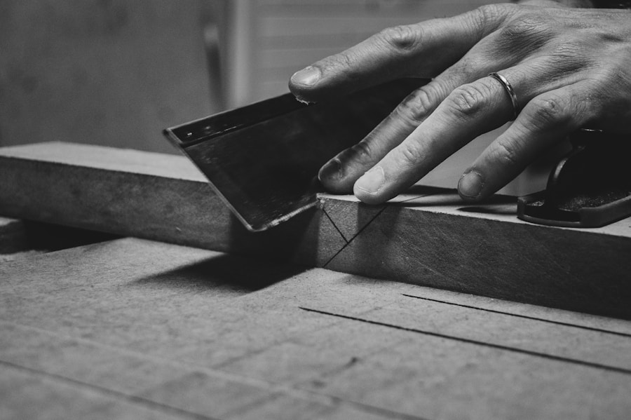 Descubre cómo el esmerilado manual puede transformar tus proyectos de bricolaje: desde el papel de lija grano 240 hasta el compuesto decapante fino