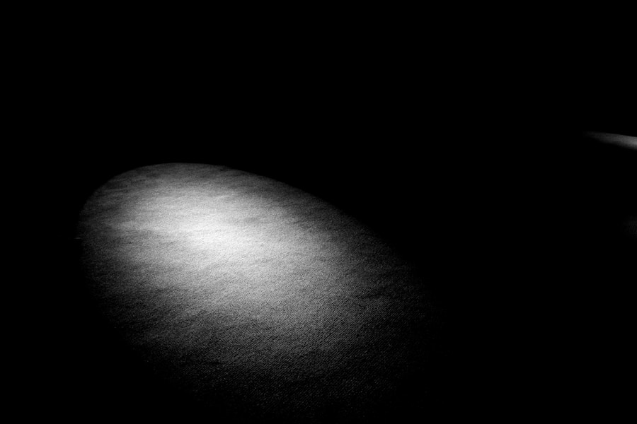 Cómo resaltar el brillo de los metales forjados con iluminación indirecta sobre pizarra natural