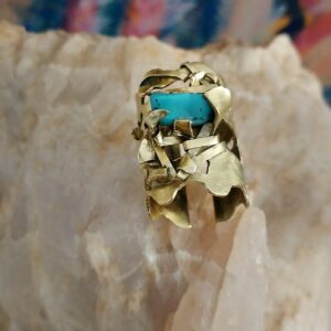 Anillo de Autor con Estructura Escultórica de Latón y Gema Turquesa