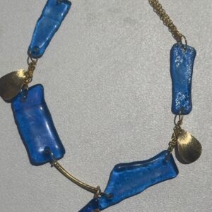 Gargantilla Statement de Autor en Tonos Azules y Estructura Metálica