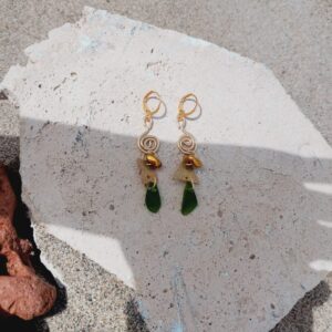 Pendientes Delicados Mareas de Cristal con Cuentas Minerales y Vidrio Marino