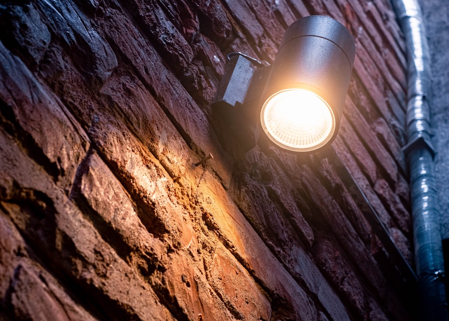 Resaltando la belleza del bronce patinado: Estrategias de iluminación con focos LED neutros sobre bases de piedra volcánica