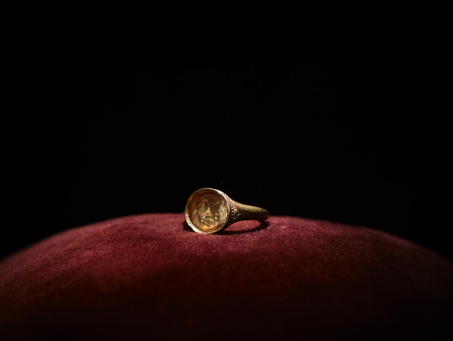 Consejos para asegurar el confort en la prueba de anillos monumentales en tiendas de joyería