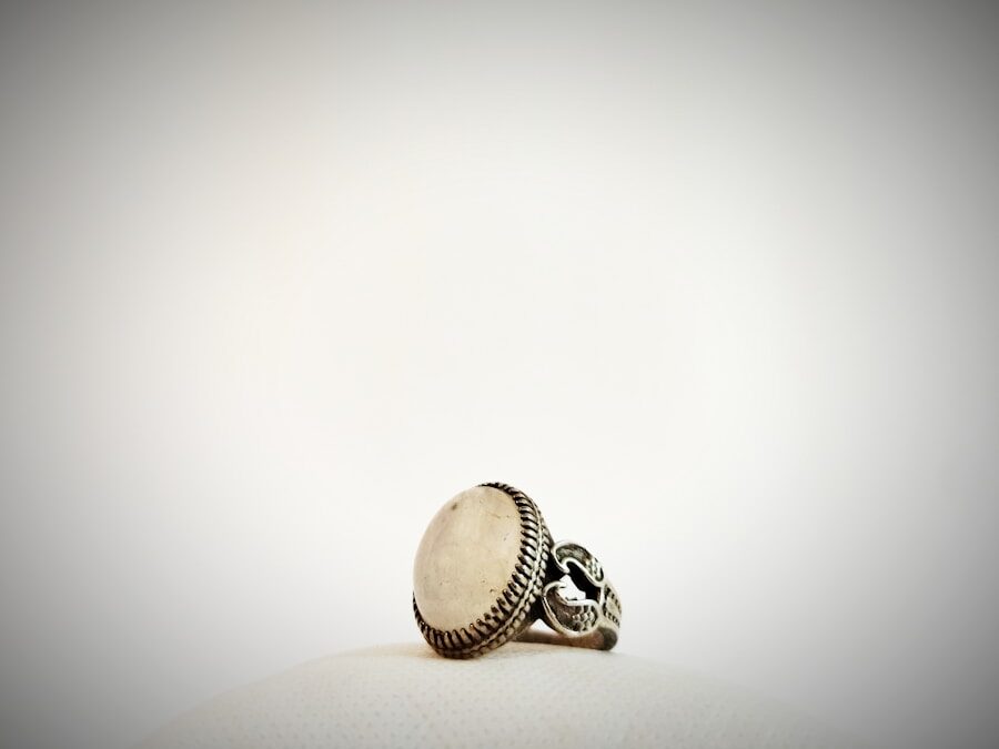 Cómo destacar con broches de plata en tus outfits de chaquetas de lana o lino