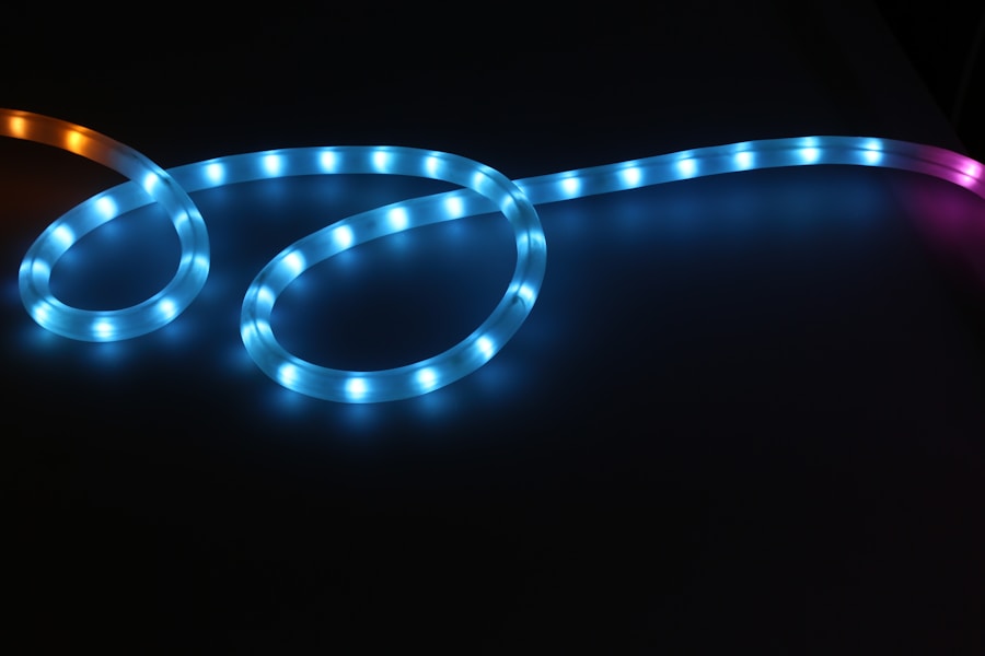 Iluminación indirecta con tiras LED cálidas: la solución perfecta para realzar el relieve del metal en estanterías de madera maciza