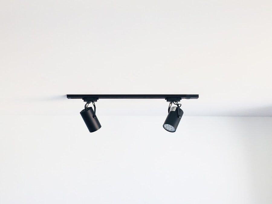¡Adiós a las sombras! Aprende a ajustar los focos direccionales en tu negocio