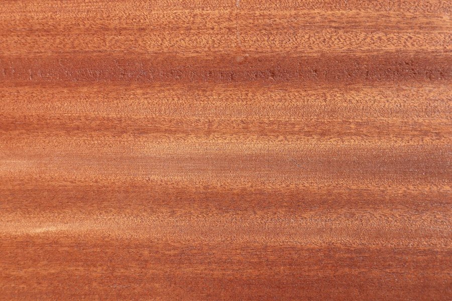 Transforma tus vitrinas frías con la calidez visual de la madera de nogal envejecida