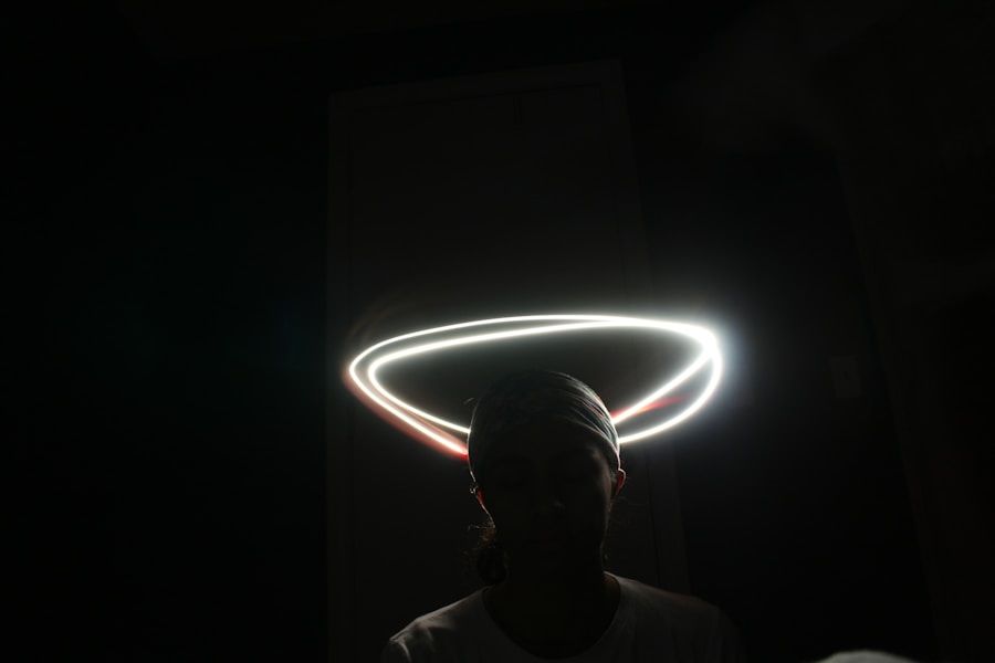 Cómo crear un efecto de halo impresionante con iluminación cenital en peanas de travertino