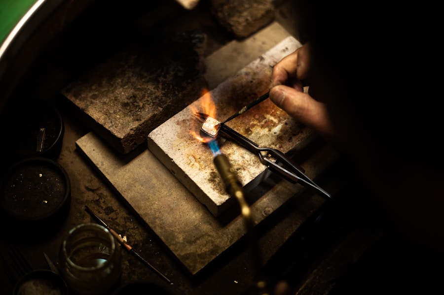 Descubre dónde dominar la artesanía de la joyería fina y la estrategia de búsqueda directa al consumidor para fundadores de estudios