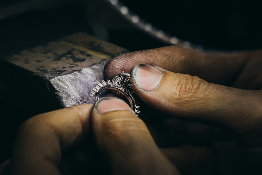 Arte que cuida el planeta: cómo la joyería artesanal de autor promueve la sostenibilidad económica
