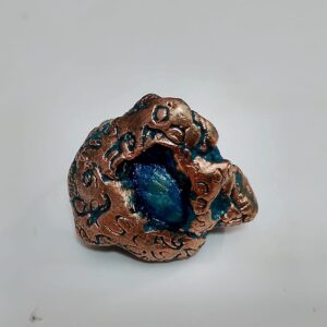Anillo de cobre con pátina azul y piedra turquesa en cavidad