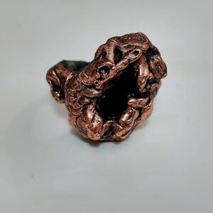 Anillo escultórico de cobre texturizado con núcleo mineral oscuro