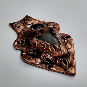 Amuleto de placa de cobre texturizada con engaste mineral central