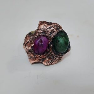 Anillo de cobre texturizado con dos gemas, púrpura y verde