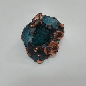 Anillo de cobre con cavidad geoda y cristales azul cian y verde azulado